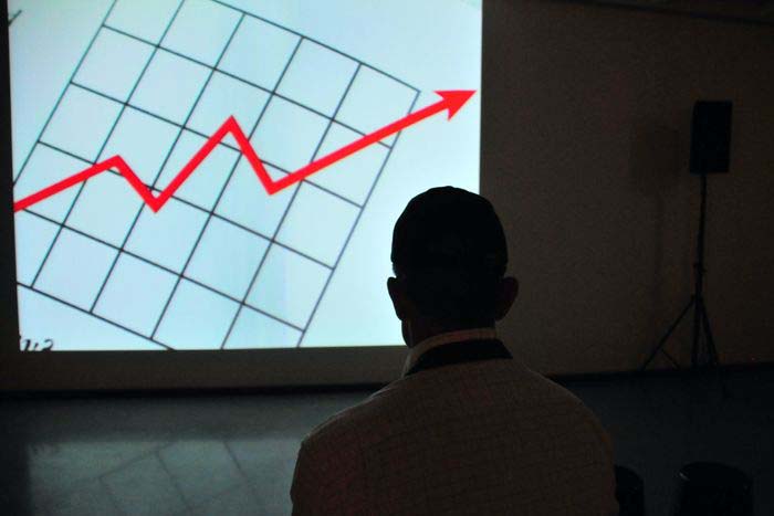 Red arrow up and to the right indicating stock price going up: Photo by Frank Busch on Unsplash